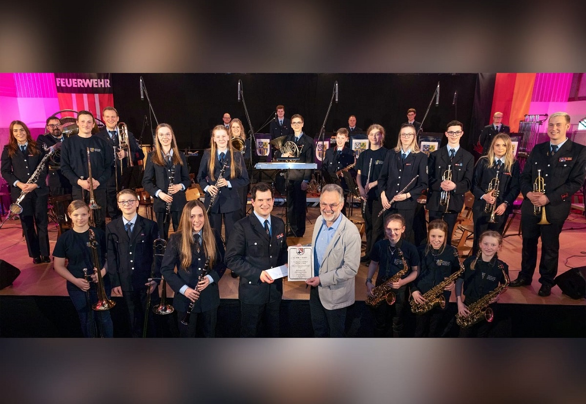 Anlsslich des Frhjahrskonzerts des Musikzugs der Freiwilligen Feuerwehr Nistertal berreichte Brgermeister Andreas Heidrich den mit 250 Euro dotierten Kulturpreis der Verbandsgemeinde Bad Marienberg 2024 an den Vorsitzenden des Musikzugs, Sebastian Benner. (Foto: Rder-Moldenhauer)