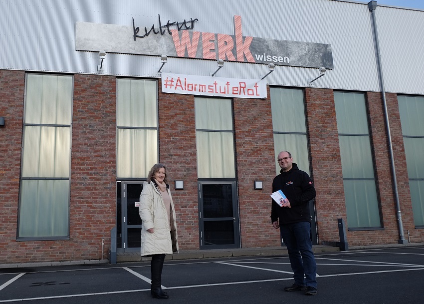 Zwei Wochen lang bietet Hildegard Weiss vom Prisma-Gesundheitszentrum in Grnebach einen Gesundheits-Check halben Preis an. Die kompletten Einnahmen werden an das KulturWerk Wissen gespendet. Hildegard Weiss (l.) und Dominik Weitershagen (Geschftsfhrer KulturWerk). (Foto: KathaBe)