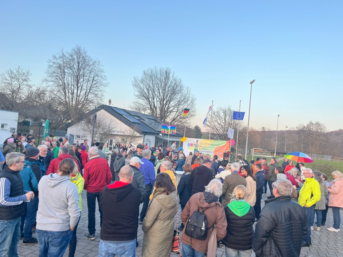 Rund 200 Teilnehmer nahmen an der Kundgebung in Oberelbert teil (Fotos: Initiative f�r ein buntes und demokratisches Oberelbert)