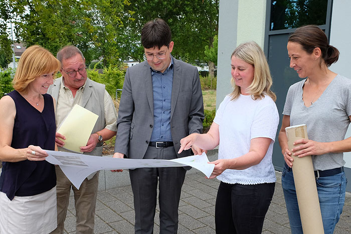 Sie studieren die ersten Plne (von rechts):  Kunostein-Schulleiterin Silke Keck, Schul- und Sportamtsleiter Hans-Peter Schmitz, Brgermeister Michael Mang, Jeanette Herpel vom stdtischen Amt fr Immobilienmanagement und Hausmeisterin Cornelia Aufdermauer. Foto: Stadt Neuwied