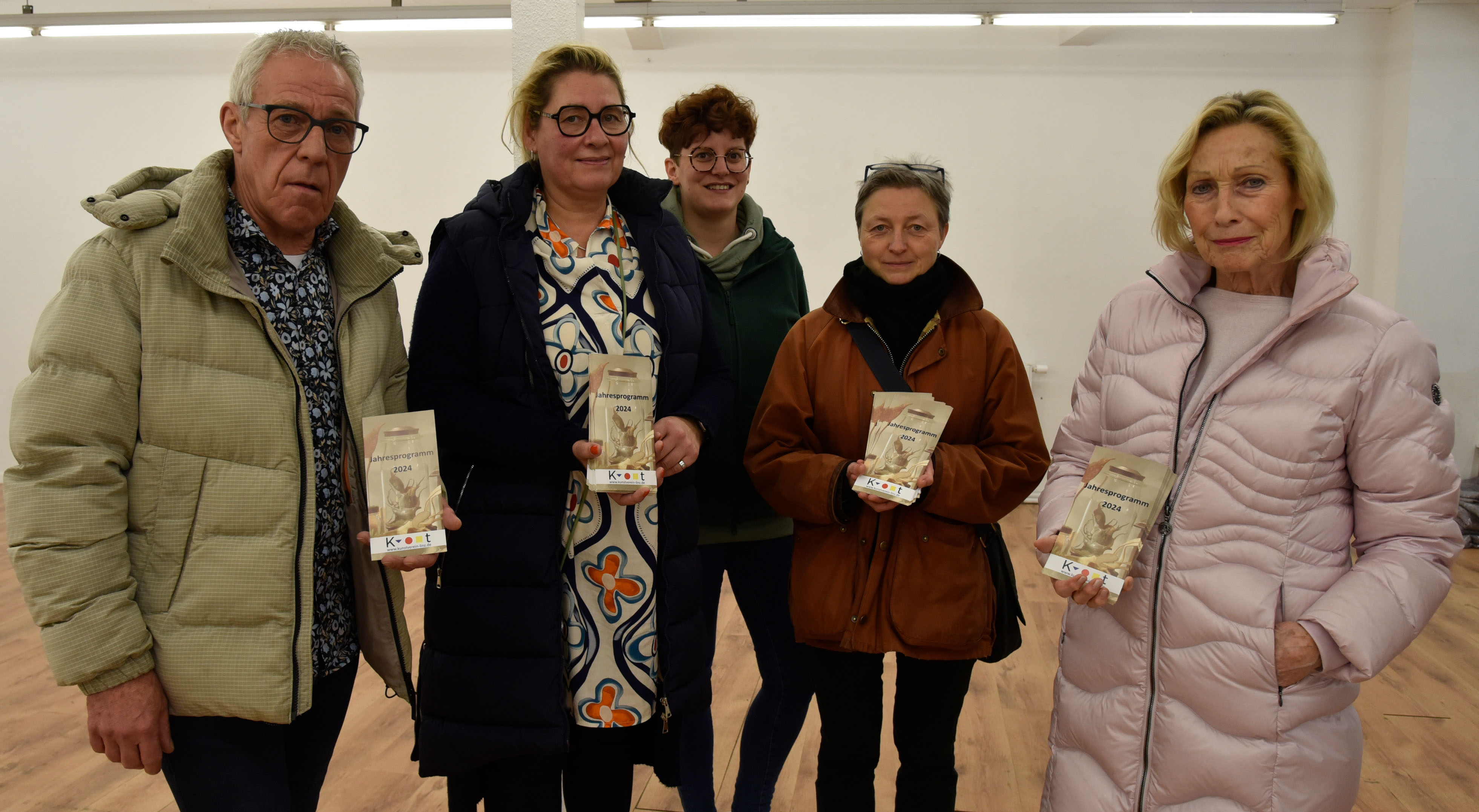 Von links: Die Vorstandsmitglieder des Kunstvereins, Norbert Boden, Sandra Irsch, Vanessa Groe, Gabriela Mrozik und Gezina Stuip prsentieren das neue Programm. (Foto: Simone Schwamborn)