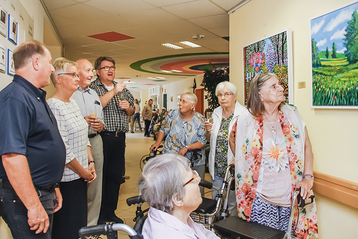 Bei der Vernissage zeigte der Bendofer Knstler Christoph Dames (4. von links) den Bewohnern seine Gemlde. Mit dabei Einrichtungsleiter Frank-Ulrich Kron (links) und Schwester Edith-Maria Magar, die Generaloberin der Waldbreitbacher Franziskanerinnen und ehemalige Lehrerin des heutigen Malers (2. von links). Foto: Franziska Sprenger