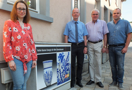 Freuen sich ber die Motive auf den Schaltksten: (von links) Annette Kleudgen (Fotostudio Baumann), Brgermeister Thilo Becker, Stadtbrgermeister Michael Theisen und Frank Mangold, Mitarbeiter der Energienetze Mittelrhein. (Foto: Verbandsgemeinde Hhr-Grenzhausen)