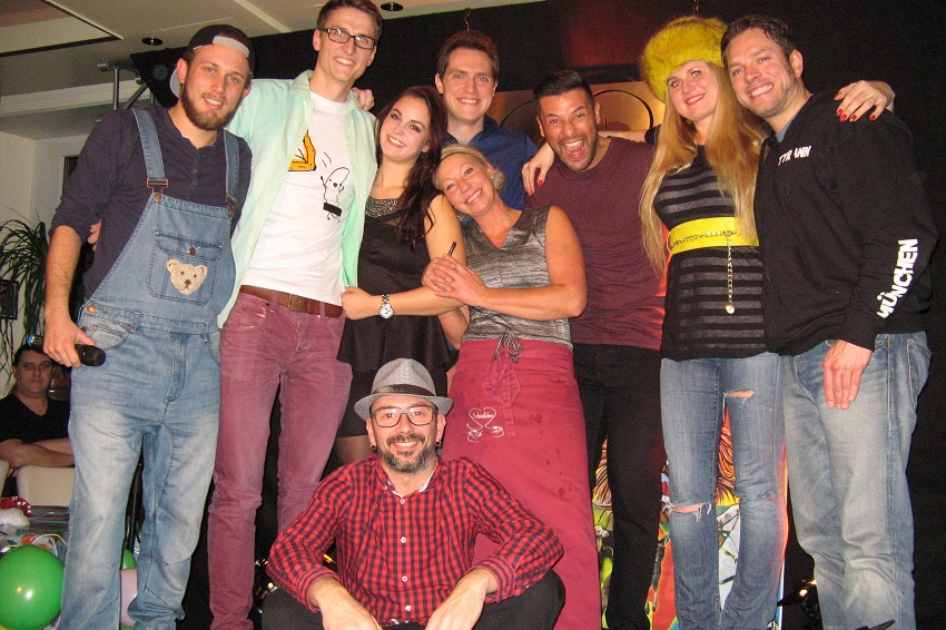 Seit 2015 gibt es in Horhausen "Kunst gegen Bares". Unser Foto aus 2015 zeigt die Comedians auf der Schwesterherz-Bhne, gemeinsam mit Freia Weienfels (Bildmitte) und Mit-Initiator Bjrn Weigel (sitzend) sowie Comedian Falk Schug (links). Foto: Privat