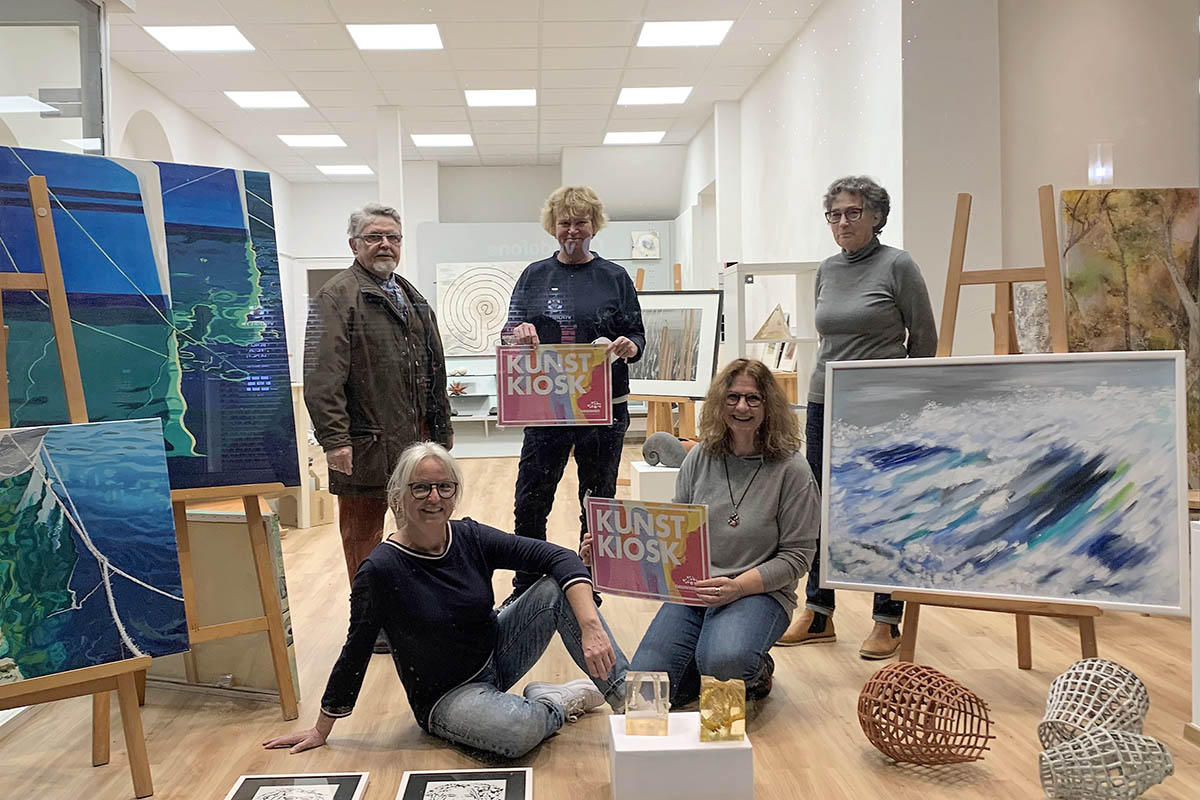 Mitglieder der Gruppe 93 bei der Erffnung des Kunstkiosk v.l.n.r. Franz Stockert, Daniela Schneider, Sybille Lenz, Frieda Wionzek und Sigrid Langert. Foto: privat