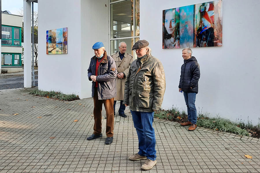 Vor dem Kunstraum v. l.: Werner Osterbrink (Verein zur Frderung von Kunst und Kultur), Professor Dieter Ronte, Knstler Lars Ulrich Schnackenberg, Brgermeister Otto Neuhoff. Foto: Stadt Bad Honnef