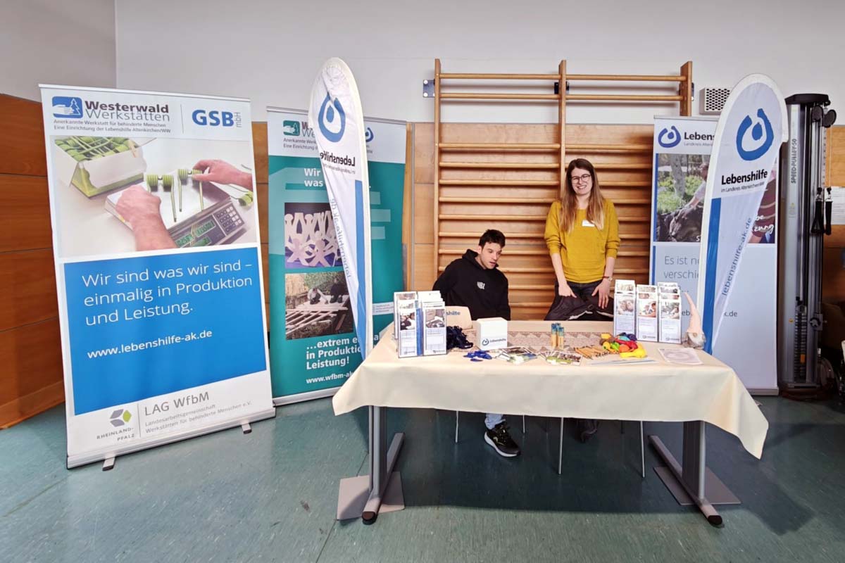 Neben den Dekorationsartikeln gab es Informationen zur Lebenshilfe (Fotos: kk)