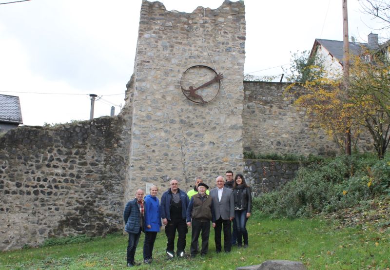 Bei der Einweihung dabei waren v.l.n.r.: Josef Schller (City-Manager), Stadtbrgermeisterin Gabi Wieland, Jrg Klinger (Bauhof), Werner Pehl (Bauhof), Klaus Winter (Knstler), Pfarrer Heinz-Walter Barthenheier, Markus Kuch (Bauhof) und Monika Decker (Stadtmarketing). Foto: Stadt Montabaur