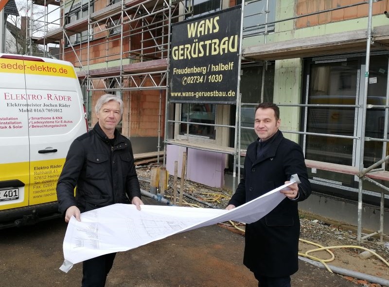 Stefan Kunz (rechts) und Guido Rrig sind sehr zufrieden mit dem Fortgang der Arbeiten am neuen Komplex in der Frankfurter Strae. (Foto: hak)