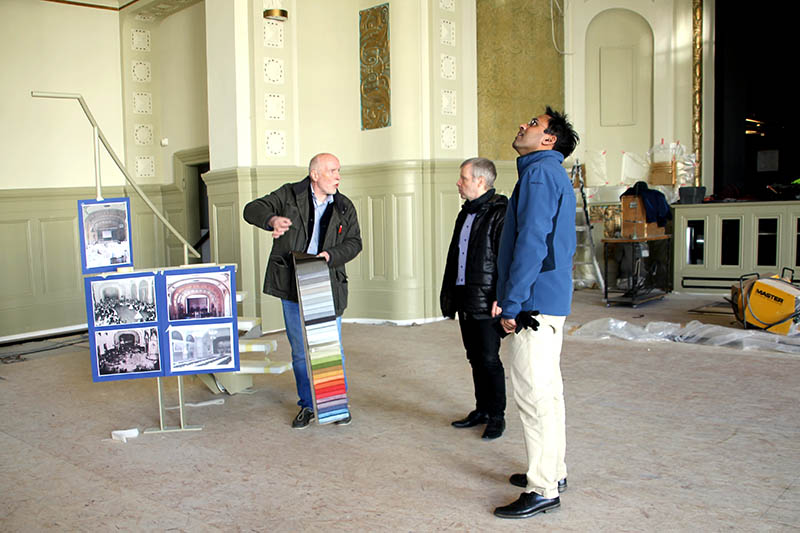 Schauen sich die Stoffmuster fr den Kursaal an  mit Abstand v. l.: Architekt Michael C. Deisenroth, Brgermeister Otto Neuhoff und  Leiter des Geschftsbereichs Stdtebau Fabiano Pinto. Foto: pr