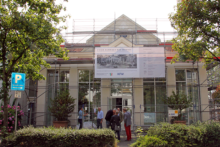 Das uere Gerst am Kurhaus und das neue Bauschild. Foto: privat