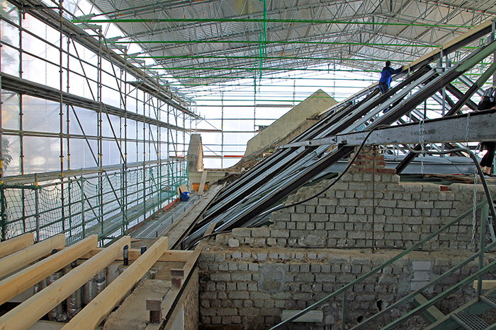 Die provisorische Halle ber dem Dachboden des Kurhauses  das erste Firstholz fr das neue Dach ist montiert. Foto: Stadt Bad Honnef