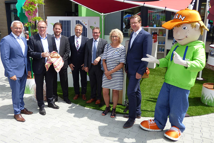 Landrat Achim Hallerbach, Swag-Vorstandsmitglied Dr. Markus Coenen, Standortleiter Johannes Schardt, Brgermeister Hans-Werner Breithausen, IHK Vize-Kreisprsident Christian zur Hausen, Ortsbrgermeisterin Claudia Runkel, Andreas Leister vom Bauunternehmen Goldbeck, Swag-Maskottchen Jrn. Fotos: pr