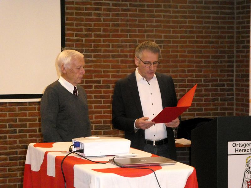 Hendrick Hering ehrt Kurt Sahm aus Maxsain. Fotos: SPD Herschbach