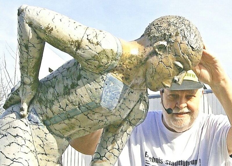 Stadtfhrer Kurt Frank mit einer Keramikskulptur. Foto: Kannenbckerland-Touristik- Service