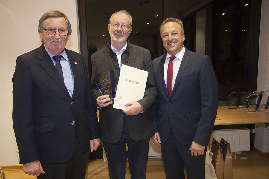 Adalbert Hnerfeld (Mitte) erhlt stellvertretend fr den Seniorenbeirat den Ehrenamtspreis verliehen. Foto: Wolfgang Tischler