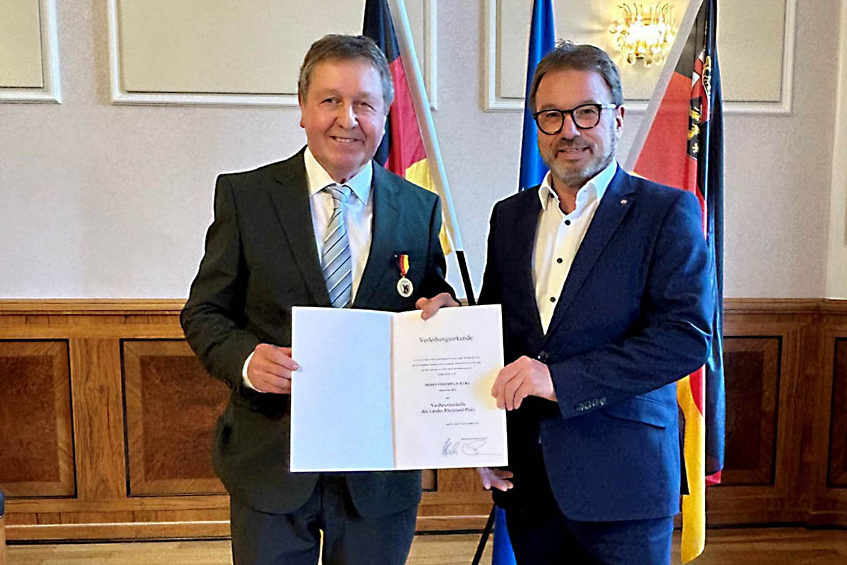 SGD-Nord-Pr�sident Wolfgang Treis (rechts) �berreichte die Landesverdienstmedaille an Friedhelm Kurz (links). Foto: Christiane Gandner