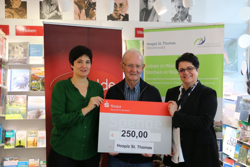 Melanie Querbach (Buchhandlung Reuffel), Wolf-Dieter Endlein (Autor) und Elisabeth Disteldorf (Geschftsfhrerin Katharina Kasper HOSPIZ GmbH) bei der Spendenbergabe in der Buchhandlung Reuffel. Bild: Dernbacher Gruppe Katharina Kasper