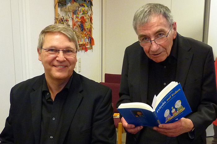 Herbert Kutscher (rechts) las und Kirchenmusikdirektor Thomas Schmidt begleitete am Klavier. Foto: Hans Hartenfels
