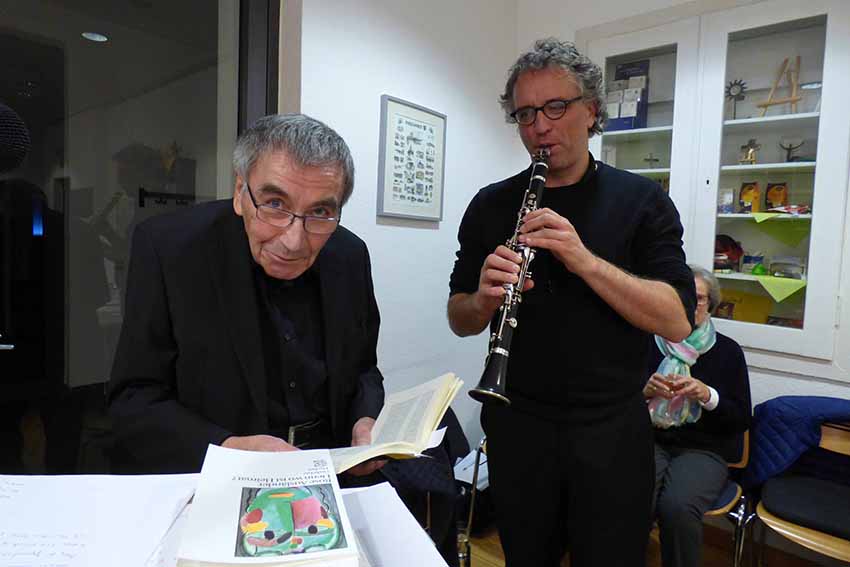 Herbert Kutscher (vorn) mit Klezmermusiker Georg Brinkmann bei ihrer Lesung im Caf Auszeit. Foto: Hans Hartenfels