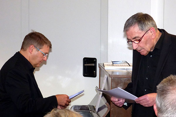 War einer der Hhepunkte in 2017, die Lesung mit Werken von Kstner und Ringelnatz (von links):Thomas Schmidt und Herbert Kutscher im evangelischen Gemeindehaus Oberbieber. Archivfoto: Hans Hartenfels