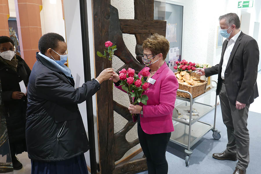 Rosen und Rosinenbrtchen verteilten Krankenhausoberin Therese Schneider (2. von links) und Pflegedirektor Oliver Schmann (rechts) an alle Mitarbeiter im Neuwieder Krankenhaus. Foto: Marienhaus