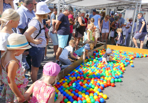 Bllerennen bei der Fschber Kirmes: 1.000 bunte Kugeln auf der Strae 