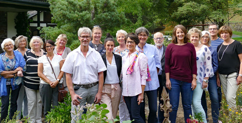 3.400 Euro fr den guten Zweck erzielte die diesjhrige Landvisite im Garten von Margarete Ermert (7. von rechts) mit den Ausstellern in ihrem Alsdorfer Garten. (Foto: by) 