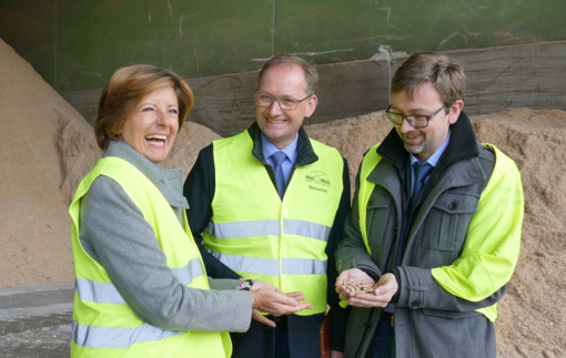 Holzpellets zum Anfassen gab es fr Ministerprsidentin Malu Dreyer bei der Firma Mann in Langenbach. (Foto: by) 