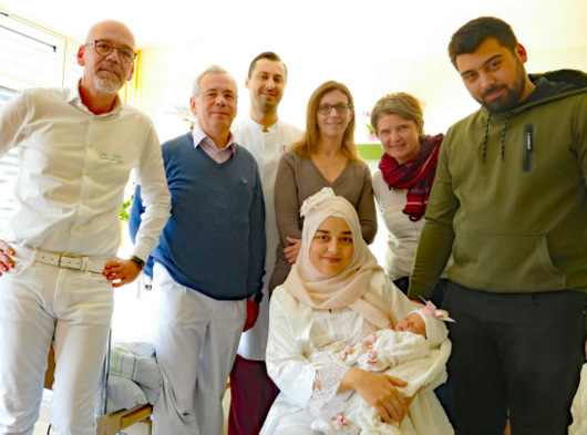 Freuen sich ber 1.000 Baby in Kirchen: (von links) Stefan Link (Frderverein), Dr. Bernd Mittag (Chefarzt der Gynkologie), Nikita Gorovoi (Assistenzarzt), Petra Kreps (Frderverein), Sepril Er und Baby Azra, Petra Unger (leitende Hebamme) und Yunus Emre Er. (Foto: by)