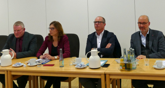 Strukturen werden sich ndern, Patienten werden flexibler, meinen (von links) Betzdorfs Brgermeister Bernd Brato, Sabine Btzing-Lichtenthler, MdL, Dr. Michael Theis und Dr. Peter Heinz. (Foto: by) 