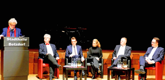 Die Akteure in der Diskussion: (von links) Wolfgang Suttner am Rednerpult, Christian Hppner, Andreas Reingen, Judith Ermert, Bernd Brato und Michael Nassauer. (Foto: by) 