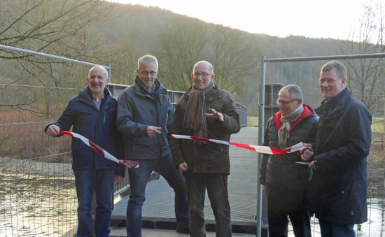 Nahmen die neue Muhlaubrcke offiziell in Betrieb: (von links) Klaus Knig, Harald Dohm, Michael Wschenbach, Dietmar Ischdonat und Matthias Schmidt. (Foto: by) 
