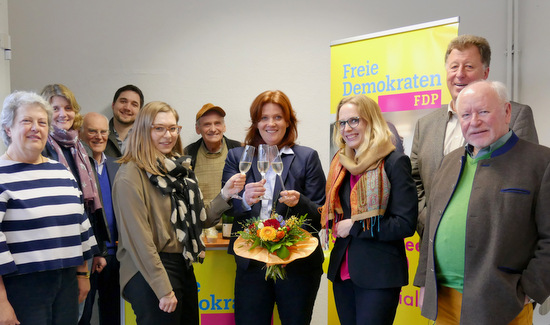 FDP-Bundestagsabgeordnete Sandra Weeser (Mitte) hat ihr Wahlkreisbro in Betzdorf erffnet. (Foto: by) 