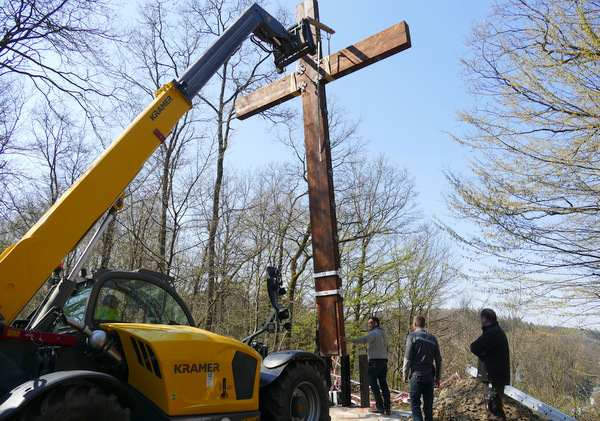 Das neue Friedenskreuz Auf der Hardt in Kirchen-Wehbach wurde mit schwerem Gert positioniert. (Foto: ma)