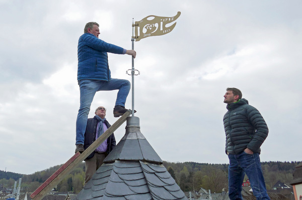 Eine neue Wetterfahne fr das Daadener Heimatmuseum