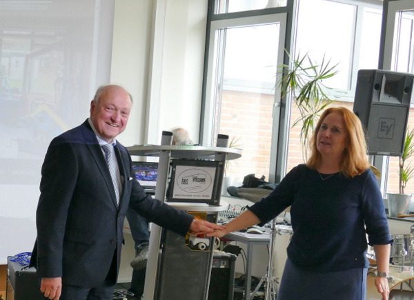 Landrat Michael Lieber und Petra Jendrich, im Bildungsministerium zustndige Abteilungsleiterin fr die Berufsschulen, nahmen die neue BBS-Homepage per Knopfdruck in Betrieb. (Foto: ma) 