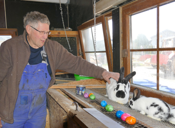 Farbenfohe Arbeit: Ein Besuch beim Osterhasen in Steinebach 