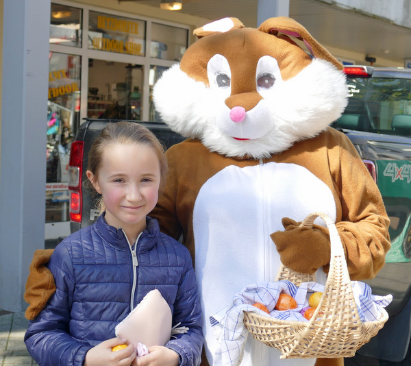 Der Osterhase besuchte den Betzdorfer Wochenmarkt. (Foto: ma)