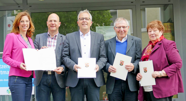 Ministerin Sabine Btzing-Lichtenthler (links) bergab die Bewilligungsbescheide an (von links) Michael Pagnia, Harald Dohm, Dietmar Ischdonat und Marita Ganser. (Foto: ma)