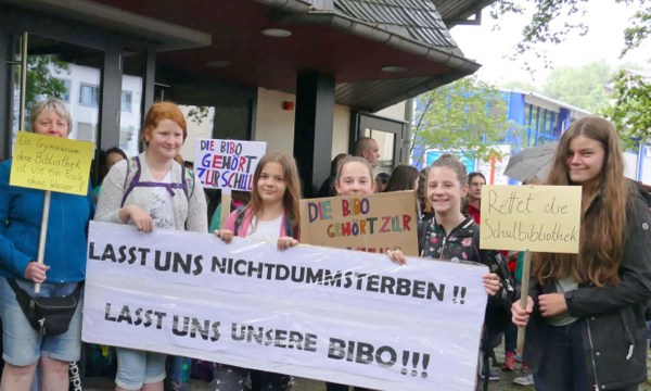 Wir sind hier, wir sind laut, weil ihr uns die Bibo klaut, war vielfach zu hren bei der Demo fr die Bibliothek am Betzdorfer Gymnasium. (Foto: ma) 