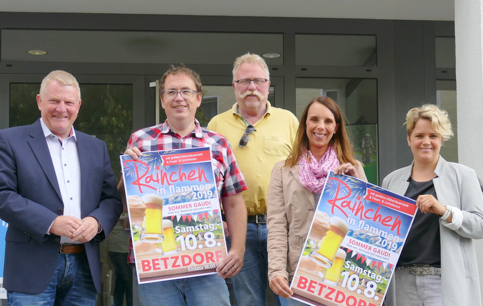 Laden fr den 10. August zu Rainchen in Flammen ein: (von links) Betzdorfs Brgermeister Bernd Brato, Patrick Schumacher und Christoph Dber von Okay-Veranstaltungen und die City-Managerinnen Janine Horczyk und Julia Wisser. (Foto: ma) 