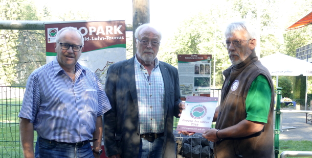 Nahmen die Auszeichnung als Geotop des Jahres offiziell von Knut Rehn (rechts) vom Geopark Westerwald-Lahn-Taunus entgegen: Landrat Dr. Peter Enders (links) und Reinhold Brhl, Beigeordneter der Verbandsgemeinde Wissen. (Foto: ma)