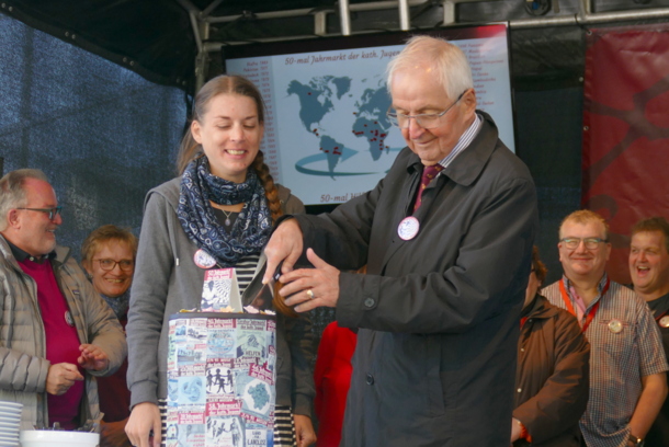 Ingrid Rausch hatte den Jahrmarktskuchen gebacken. Schirmherr Klaus Tpfer machte sich beherzt daran, die Leckerei zu verteilen. (Foto: ma)