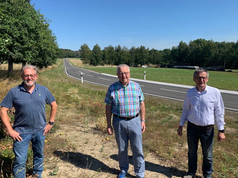 Brgermeister Peter Klckner, Robachs Ortsbrgermeister Oettgen und MdL Hering an der L 68. Foto: privat