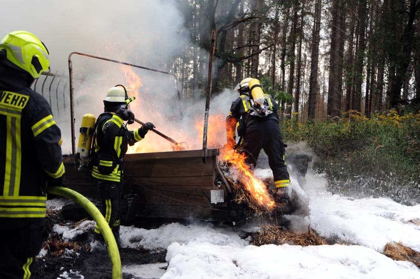 Mit Stroh beladener Anhnger gert auf der L 276 in Brand