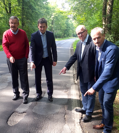 Ortstermin an der Landesstrae L 276 mit (von links) Josef Zolk, CDU-Vorsitzender in der Verbandsgemeinde Flammersfeld, Christian Baldauf MdL, CDU-Fraktionsvorsitzender im Landtag von Rheinland-Pfalz, Peter Enders, MdL,und Torsten Lhr, CDU-Vorsitzender in der Verbandsgemeinde Altenkirchen. (Foto: MdL-Bro Peter Enders) 