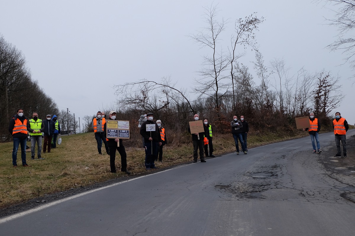 Ihren Unmut ber die Landespolitik hinsichtlich desolater Straenzustnde u.a. der L278 (Selbach/Brunken und Kirchseifen nach Wissen) und der L278 (Wissen-Morsbach) drckten auch die teilnehmenden Brger an der ffentlichen Bauausschusssit-zung aus. (Fotos: KathaBe)