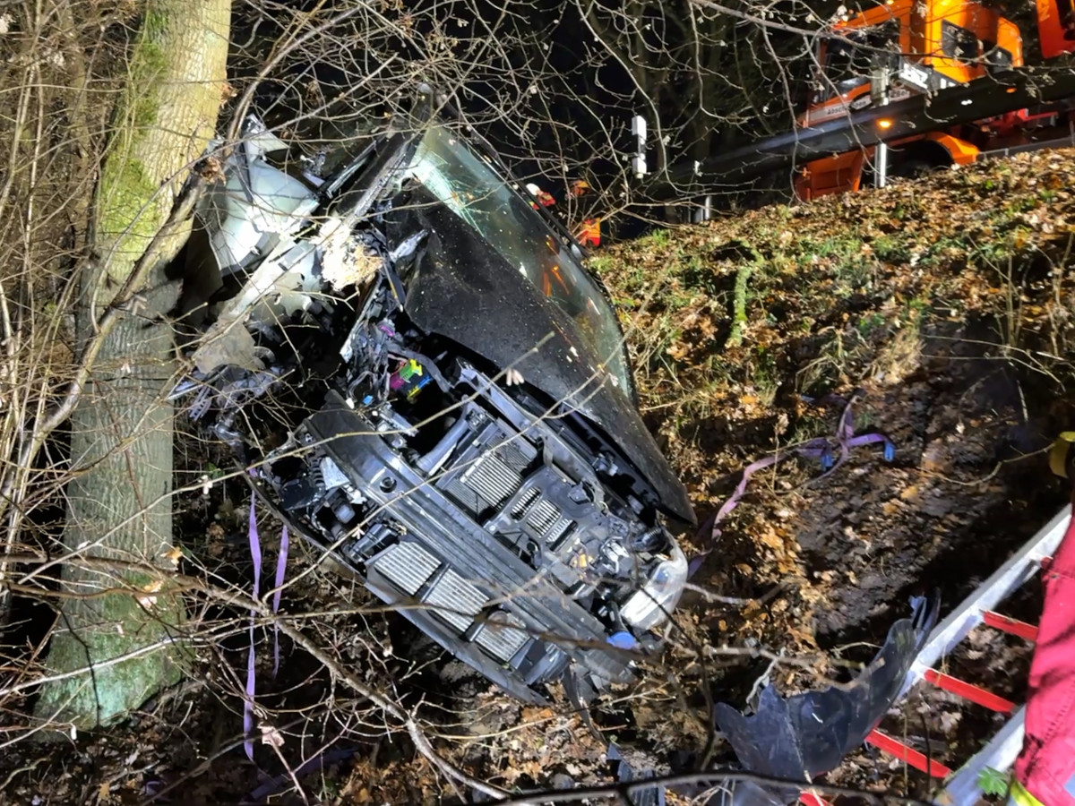 Verkehrsunfall auf der L 304: Fahrer fl�chtet nach Alkoholfahrt