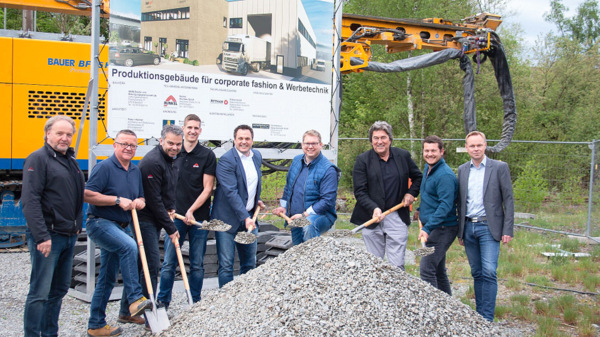 Jetzt geht es los am neuen Liquisign-Standort: (von links) Bernd Schaar und Ernst Mller von Runkel-Bau, Stipe Brekalo und Leon Klapper, Projektleitung und Bauleitung von Runkel-Fertigteilbau, die Liquisign-Bauherren Daniel Geldsetzer und Florian Baldus, Architekt Udo Piske, Oliver Trschen von Baur Tiefbau und Meik Klingelhfer vom Architekturbro Piske und Partner. (Foto: Liquisign)